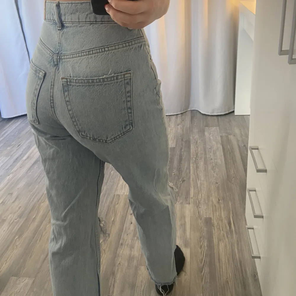 Blå high waist jeans med hål i knäna från Gina Tricot, storlek 32💙 säljer för att den är för små för mig. Jeans & Byxor.