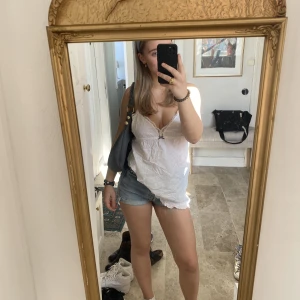 Sommar topp - Inga större tecken på användning, topp från Odd Molly. Storlek 0 som motsvarar 32/34 men passar också 36/38. Säljs för 198kr (150kr+48kr frakt), men kan ändras till budgivning :) Paketet skickas via posten dvs i ett stort kuvert för enklare leverans 🚚 