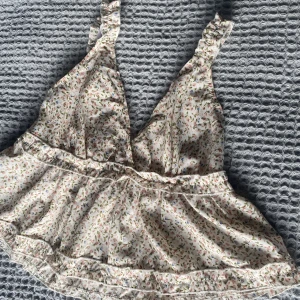 Sommartopp - Söt topp från shein som nästan är helt oanvänd pga för stor storlek för mig. Väldigt fin till sommaren 💓