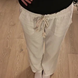 Roxy linnebyxor  - Säljer helt nya linnebyxor från Roxy. Endast testade. Köparen står för frakt.