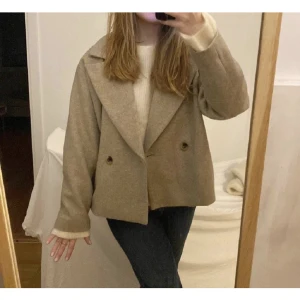 Jättefin beige vårkappa - En jättefin vårjacka som är perfekt nu till våren, jättetrendig och i ett fint skick❤️