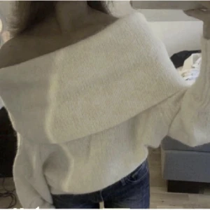 Vit stickad tröja off shoulder från h&m - Säljer denna super fina stickade off shoulder tröjan ifrån h&m. Aldrig använd, endast provad så i ny skick. Säljer för 300kr. Köparen står för frakten⚡️