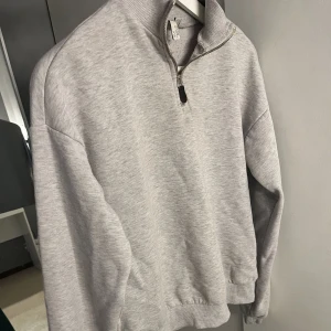 Grå sweatshirt - Säljer denna superfina sweatshirt med zip, bra skick men lite nopprig inuti🤍🤍 från Nelly!