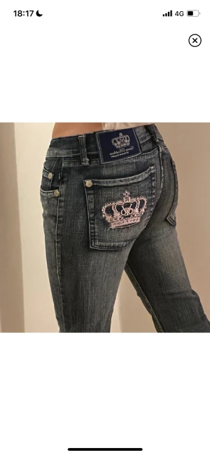 Victoria Beckham jeans - Victoria beckham jeans nyss köpta från plick, säljer då de tyvärr är för stora i midjan. Lånade bilder från förra säljaren, kom privat för egna. Kan även tänka mig byta, mot mindre storlek (runt 28). Midjemått: ca 78-80cm (lågmidjade) innerbenslängd:75 cm