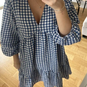 Klänning - Säljer denna blårutiga klänningen fråm Zara! Köpt för 499kr tror jag, fint skick. 