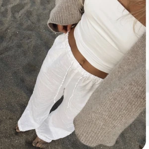 Linnebyxor  - Hej! Säljer nu mina populära linnebyxor från pull and bear!💓  De är i helt nytt skick och använda någon gång bara🥰Priset kan diskuteras ❤️Lånad bild