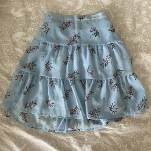 Ljusblå kjol💙 - Ljusblå kjol med blommor på från Cubus🌸Nyskick! Köparen står för frakten.