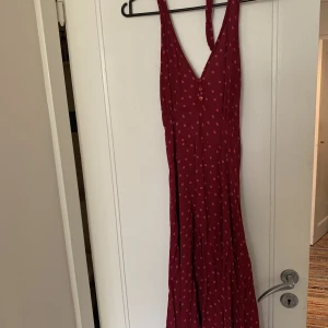 Prickig klänning - Klänning från indiska, sitter bekvämt på med öppen rygg. Storlek M