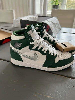 Jordan high  - Splitter nya Jordans high aldrig använda box samt digitalt kvitto finns för att visa dess äkthet. Vill bara bli av med dom då jag inte har plats därav det billiga priset