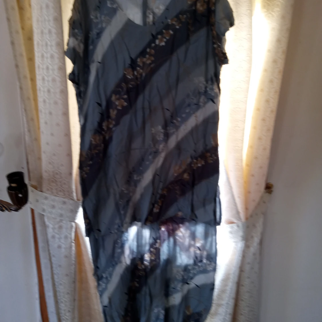 Mönstrad klänning stl 50 /52 med dragkedja bak . - 90