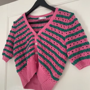 Kofta - Söt kofta från Zara!💖 Sparsamt använd.  Säljs pga av den inte kommer till användning längre. Hör gärna av er vid frågor🤍