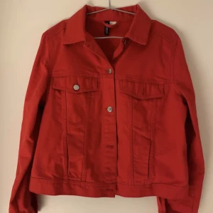 Röd jeansjacka - Säljer denna balla jeansjacka då den ej kommer till användning . Sparsamt använd! 🤎