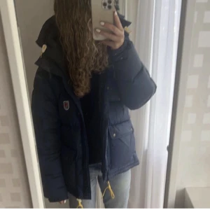 Fjällräven jacka  - Jag säljer nu min fjällräven som är i jätte bra skick då jag köpt den i en ny färg. Den är i den lite tjockare modellen och i storlek xxs men lite stor i storlek, hör gärna av er för mer info!💕💕