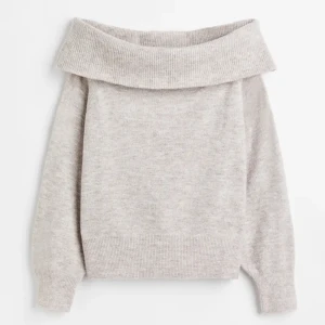 Off shoulder tröja H&m - En jätte fin off shoulder tröja från h&m som inte kommer till användning längre! Kontakta vid intresse!!