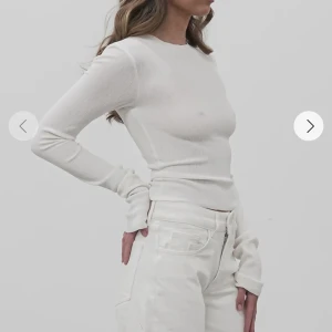 Adsgn topp - Säljer denna toppen då jag inte hann lämna tillbaka den. Helt ny med lappen på. Detta är den nya mer stretchiga modellen så storleken är perfekt🤩 köpt för 499. Tillkommer frakt📦