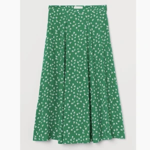 Blommig kjol H&M - Blommig kjol från H&M i storlek 38. Använd sparsamt så därmed i fint begagnat skick. Stängs på sidan med dragkedja och en liten hake.