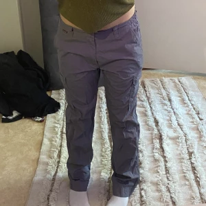 Gråa cargopants - Säljer ett par jätte coola cargopants då jag inte fått någon användning för dom. Jag är 176 cm lång och brukar ha 38/40 i jeans och byxor. 