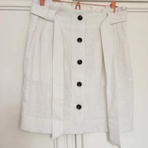 Vit linne kjol från H&M. Bra skick. Har en liten fläck på bältet som borde gå bort i tvätten. 