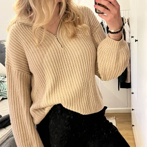 Beige half-zip tröja - Stickad fin tröja från NA-KD 