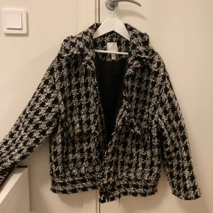 Vårjacka från hm - Säljer denna jättefina jacka ifrån hm i strl S då den tyvärr inte kommer till änvändning. Knappt änvänd och i toppen skick🤍🤍 Nypris 400 kr och säljer för 200+frakt. Skriv till mig privat om det finns intresse!🙌 pris kan diskuteras.