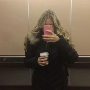 Hollies jacka - Säljer min Hollies jacka med stor äkta päls. Håller värmen superbra. Nästan aldrig använd.