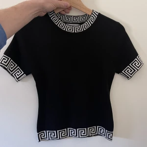 Svartvit Top - Svartvit top köpt på Tara i Kungsmässan.   Aldrig använd då dottern ångrat sig.  Passa på! 💜🔥💜🔥