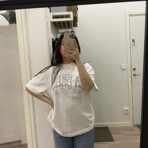 Tshirt - Från A-design. Rätt så oversize samt använd en gång. 