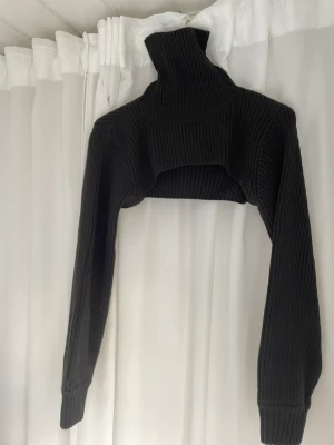 Polo topp - Säljer denna polotopp från h&m i L. Mycket bra skick