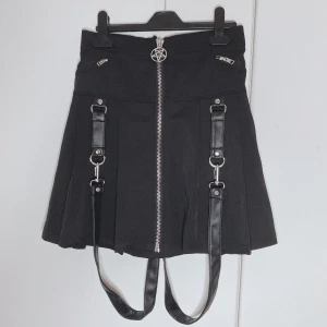 Killstar kjol (läs description) - OMSYDD kjol från killstar. Kjolen är en M altererad till att passa XXS (ca 58-60cm midja)  Går dock att spretta upp sömmarna på sidorna av ryggen för gå tillbaka till OG strl. Är i övrigt i gott skick. (Sista bilden visar sömmarna för altereringen) 