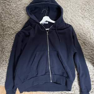 Fin marinblå zip hoodie från Weekday i en oversized modell, begränsat använd.