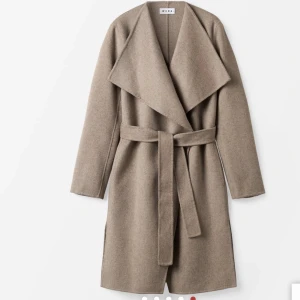 Kappa - Lång kappa från Wera, aldrig använd + prislapp kvar💞