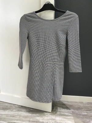 Playsuit - Playsuit från Bershka i mjuk och stretchiga material, använd bara en gång.