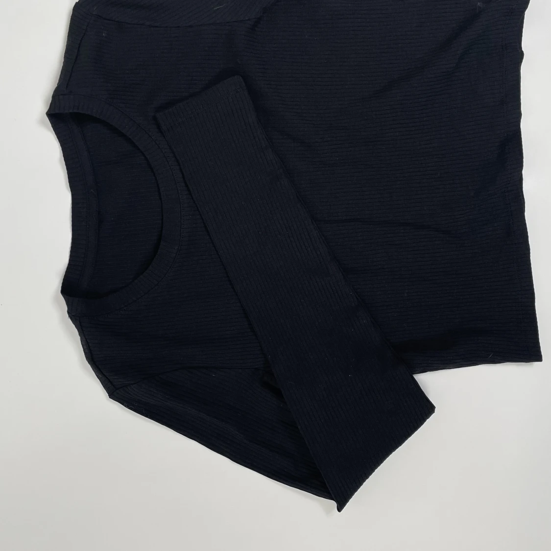 Ribbstickad crop top - 90