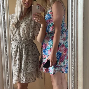 Volang klänning💕 - Superfin volangklänning från chelsea💕nypris 600kr, använd 1 gång💕jättefin med en stickad tröja över också, skriv gärna egna prisförslag