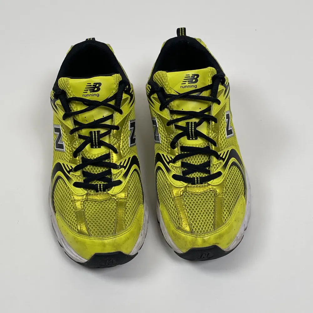 New balance sneakers i svart och neongrön!. Skor.