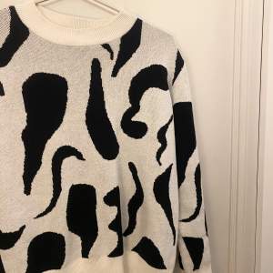 Säljer denna mönstrade stickade tröja från Monki i storlek S, fint skick! 🖤