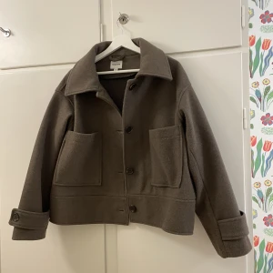 Brun slutsåld jacka från Kappahl - Superfin brun jacka från Kappahl som är perfekt till våren ☀️🌷 (helt slutsåld i butik). Storlek M, sitter perfekt lite oversize på mig som vanligtvis brukar ha S. 650kr (nypris 899)