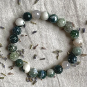 Mossagat armband - Superfint elastiskt armband i kristallen mossagat. Pärlorna är 8mm. Följ oss på instagram @_k.e.jewelry_ 🤍