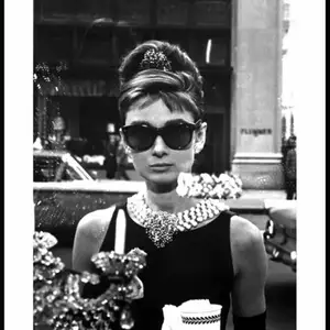 Snygg & häftig svart-vit poster med Audrey Hepburn som motiv!!  Mått: 50x70. Inköpt från Desenio.