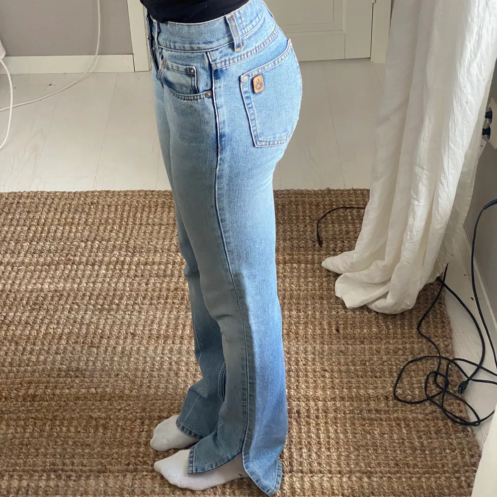 Säljer mina favorit jeans som inte längre kommer till användning😫jag är 175 och när vanligtvis 34 i zara jeans💗 postar spårbart 66kr💗. Jeans & Byxor.