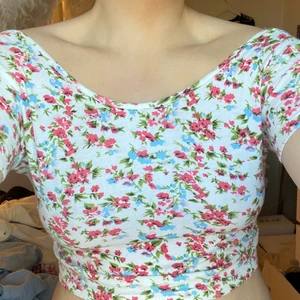 Blommig topp  - aldrig använd, passar XS-S 