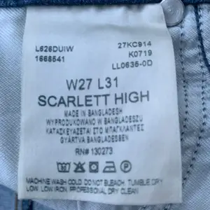 Lee Scarlett High i stl W27 L31. Obetydligt använda och säljes pga av fel storlek för mig.
