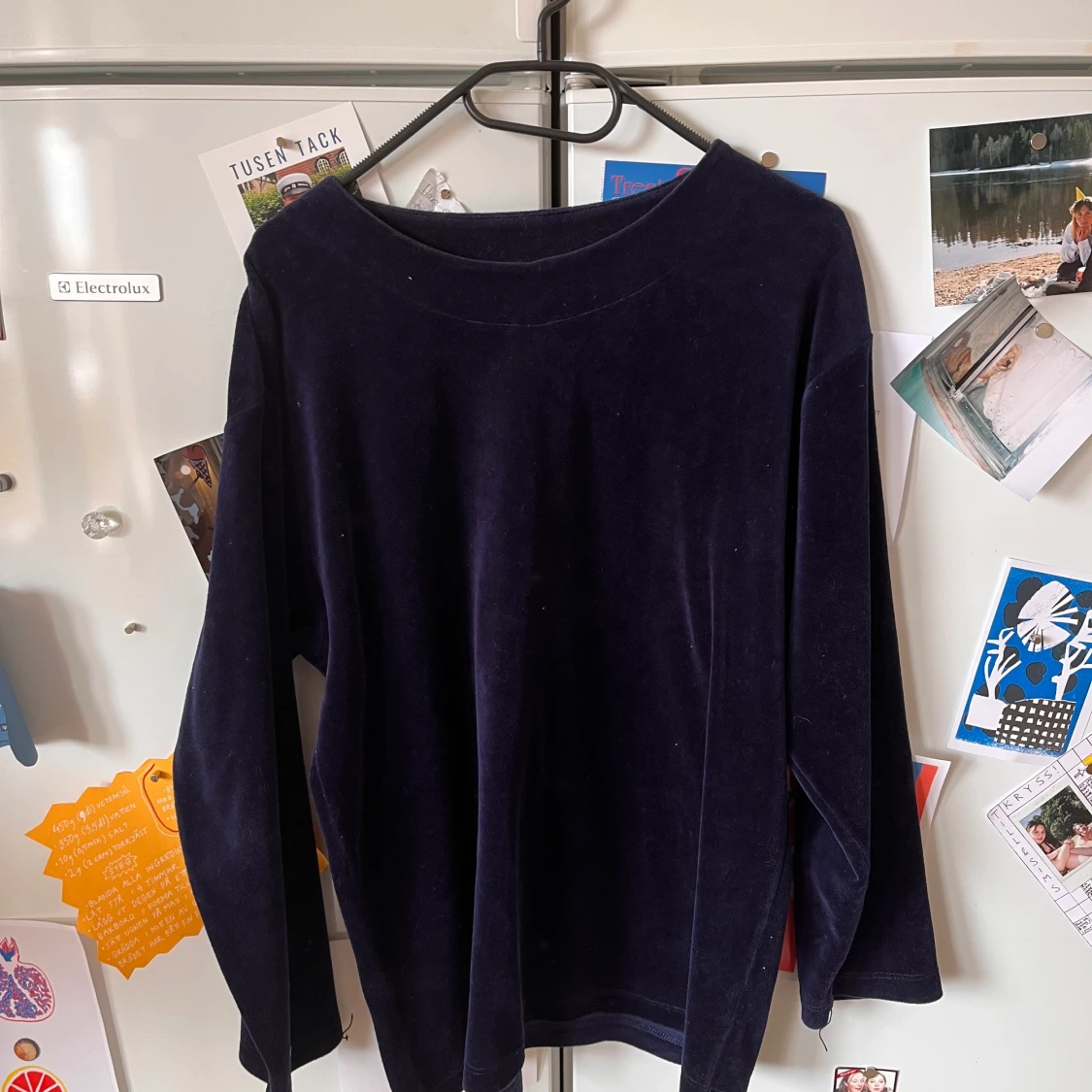 Mörkblå tröja i sammet