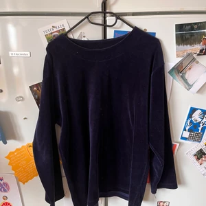 Mörkblå tröja i sammet - Mörkblå tröja i sammet, köpt second hand