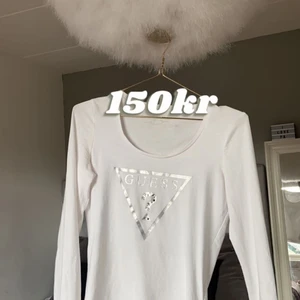 Guess träja 150kr - Hej hej, säljer min tröja då jag inte använder den längre. Skriv för fler bilder❤️