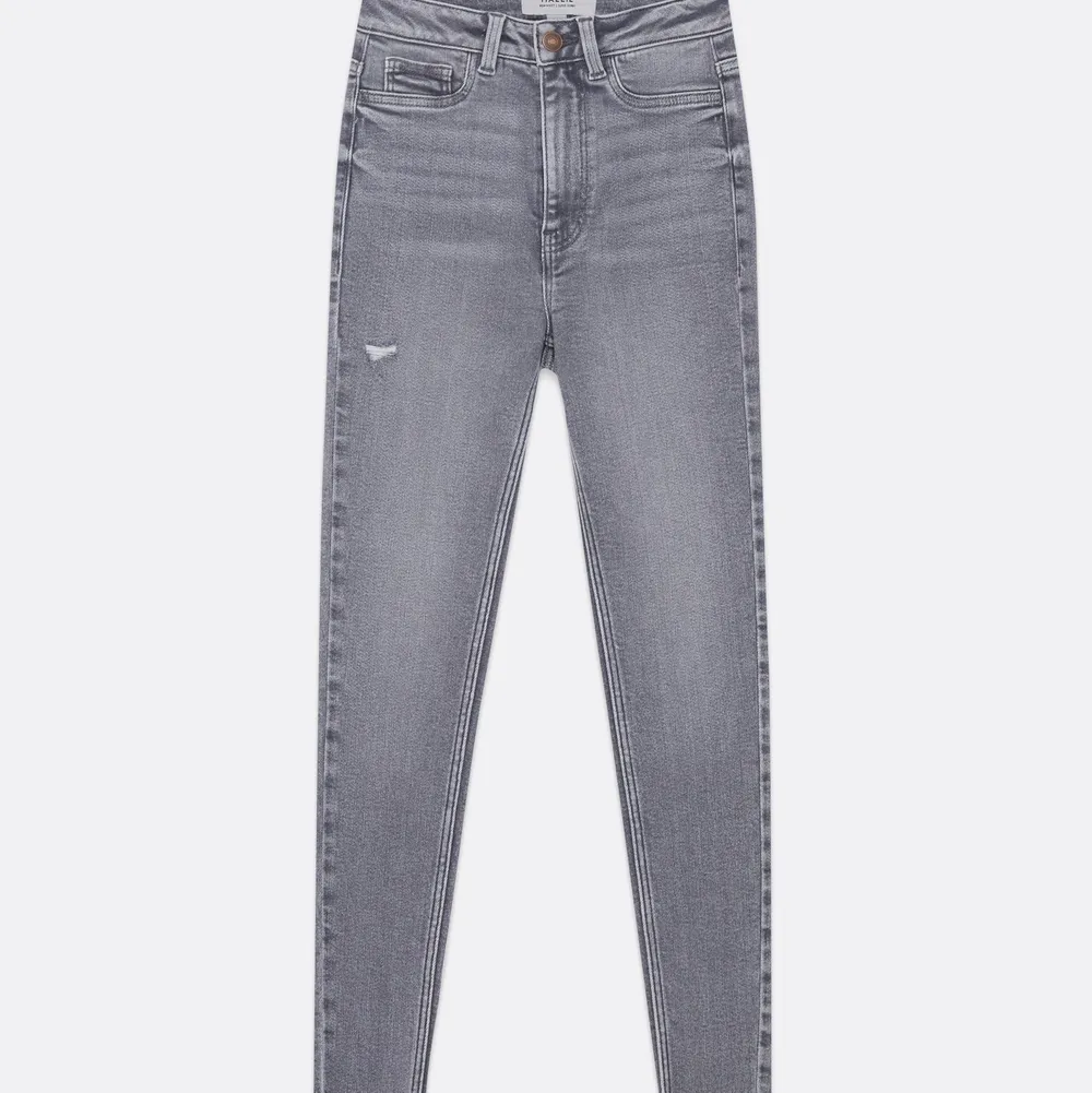 Grå High waist skinny jeans från new look. Original pris 413 kr. Storlek 34, mycket stretch. Använd några gånger, jeansen ser bättre ut i verklighet. Ingen retur . Jeans & Byxor.