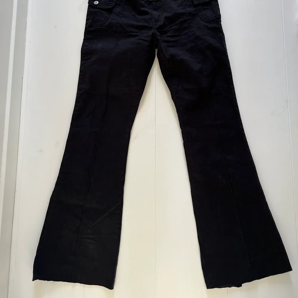 ”agatha pants” från brandy melville! avklippta nertill så dom passar nog någon mellan 160cm-165cm i längd! 💕. Jeans & Byxor.