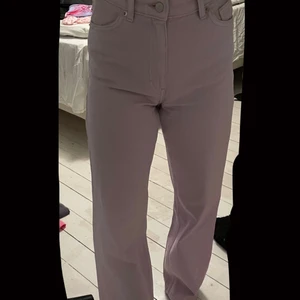 Lila jeans - Säljer dessa lila jeansen ifrån Monki då dessa inte kommer till någon användning längre. (Köparen står för frakten!)