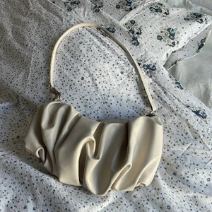 Väska - Ljusbeige väska från shein. Har en lite defekt på axelbandet, därav priset 💕