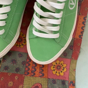 Gröna Vans - Såå snygga gröna vans. Prefekt till våren! Bara använda någon enstaka gång, så i väldigt bra skick. Om du har några frågor eller vill se flera bilder är det bara att säga till:) 